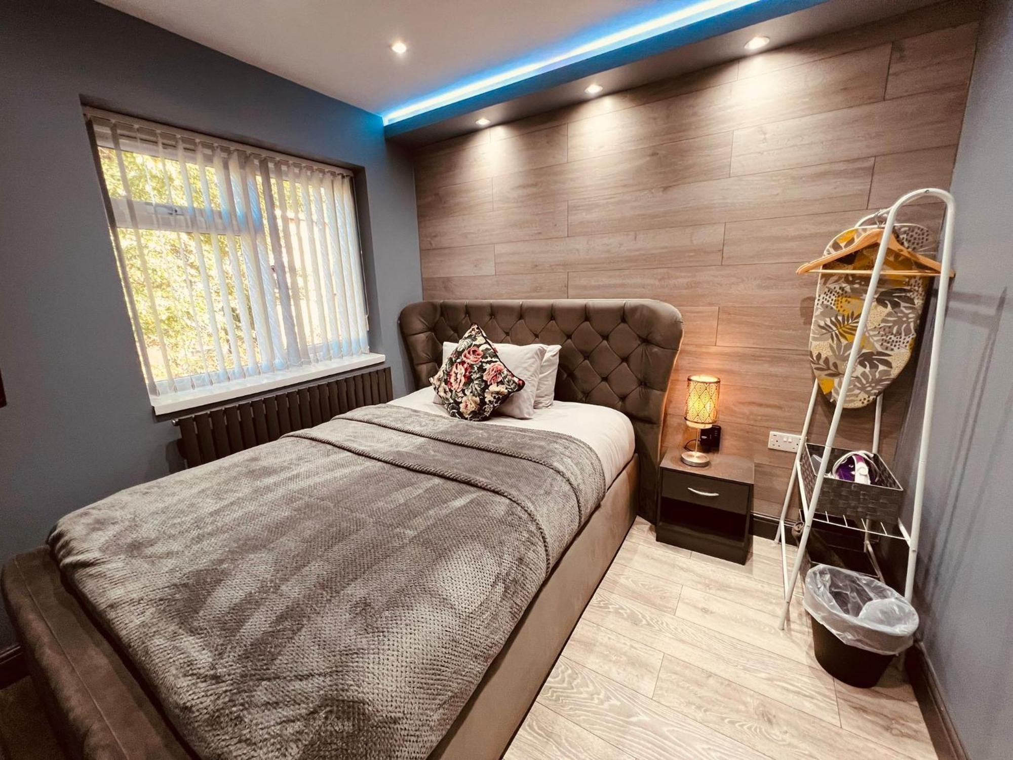 Modern Suites -5 Bedroom House- With Free Parking Birmingham City Buitenkant foto