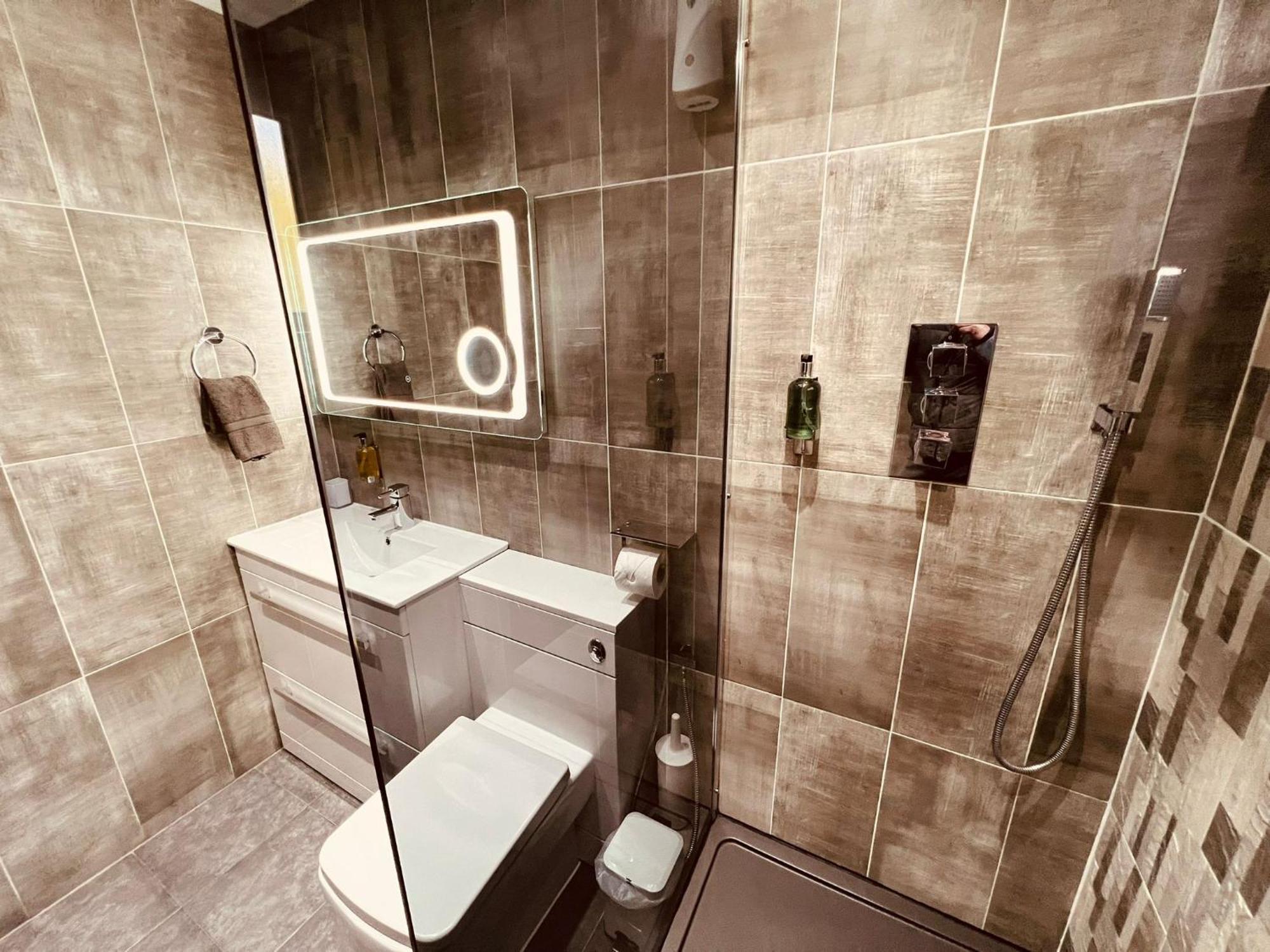 Modern Suites -5 Bedroom House- With Free Parking Birmingham City Buitenkant foto