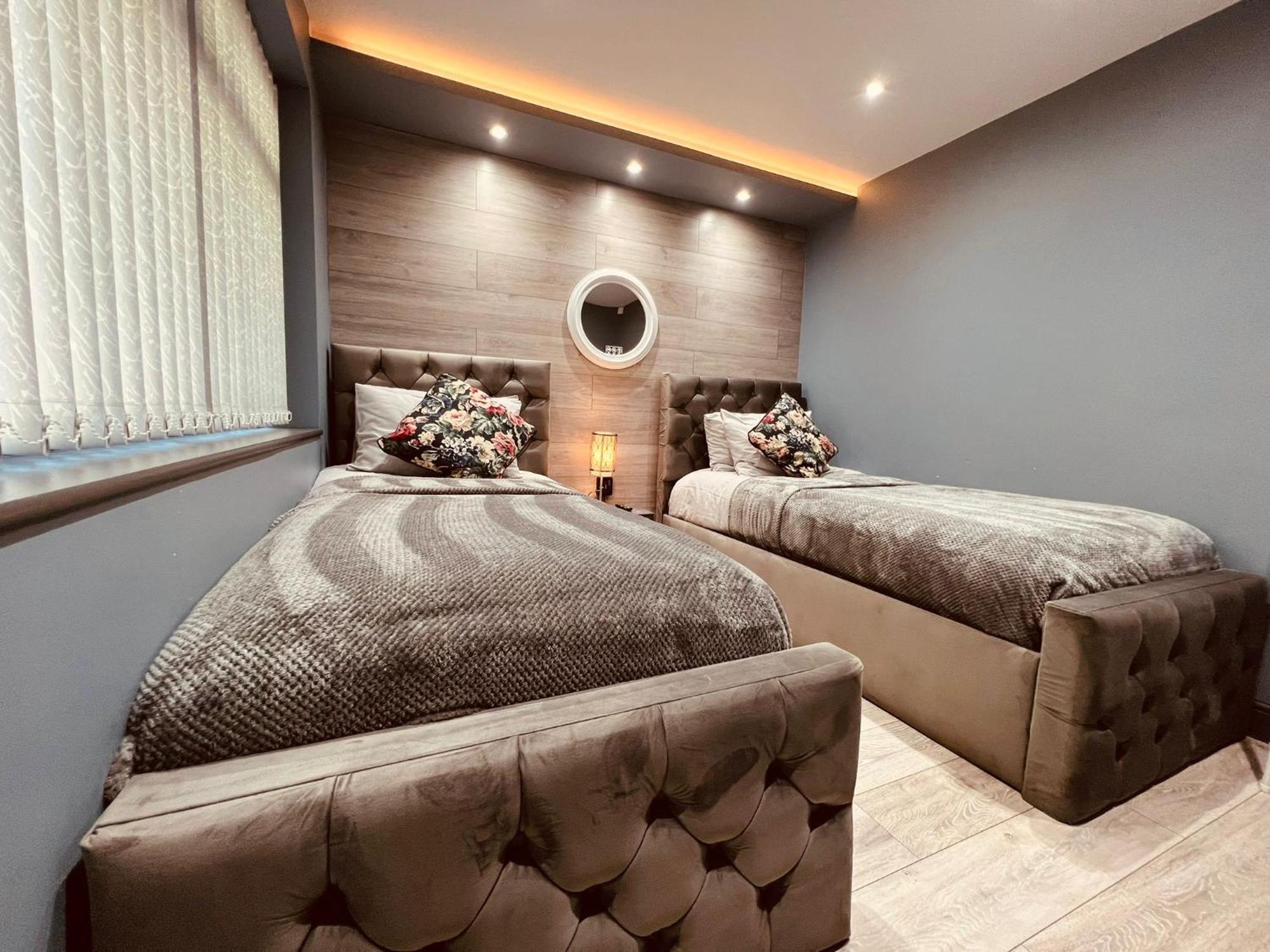 Modern Suites -5 Bedroom House- With Free Parking Birmingham City Buitenkant foto