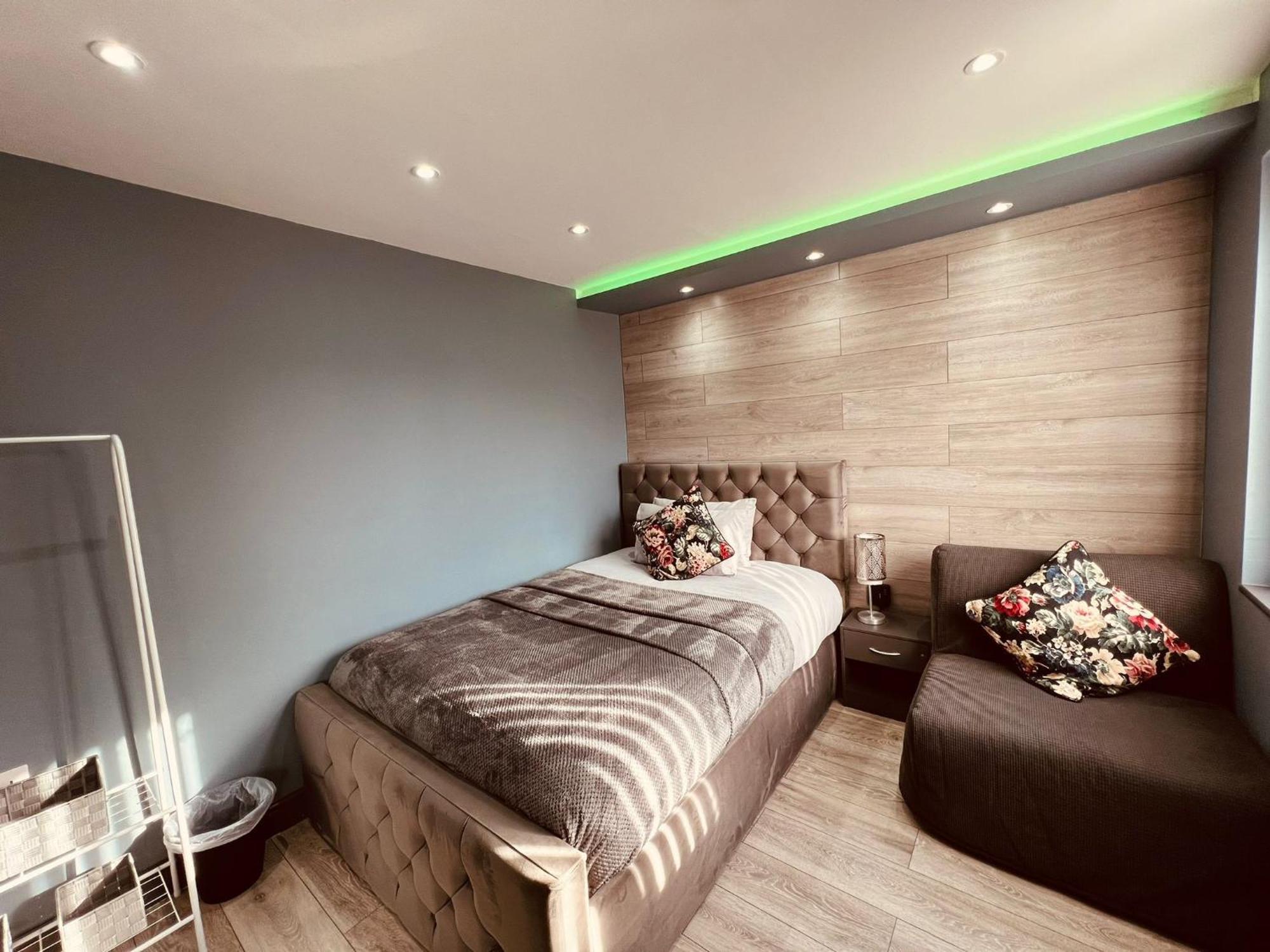 Modern Suites -5 Bedroom House- With Free Parking Birmingham City Buitenkant foto
