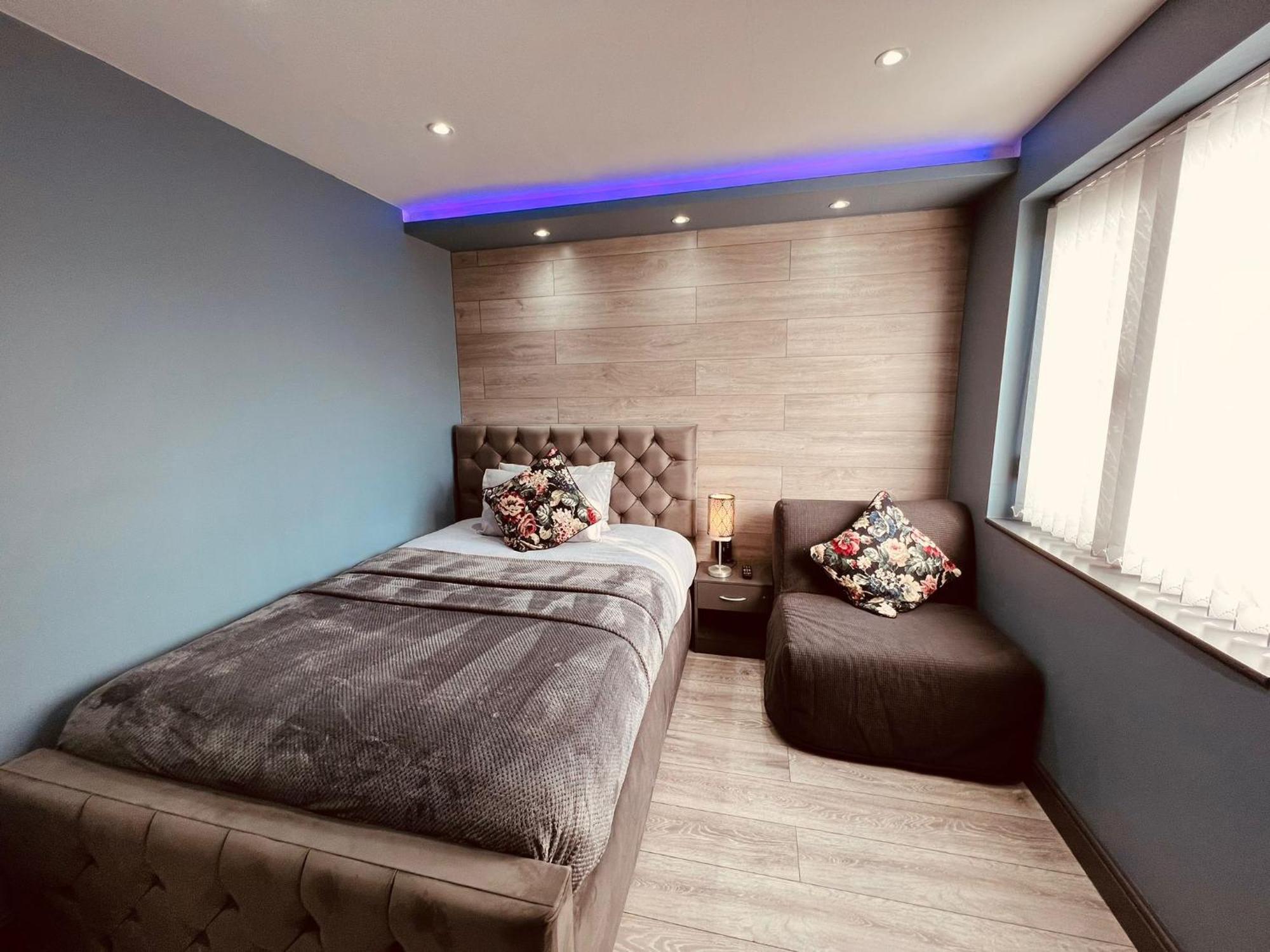 Modern Suites -5 Bedroom House- With Free Parking Birmingham City Buitenkant foto