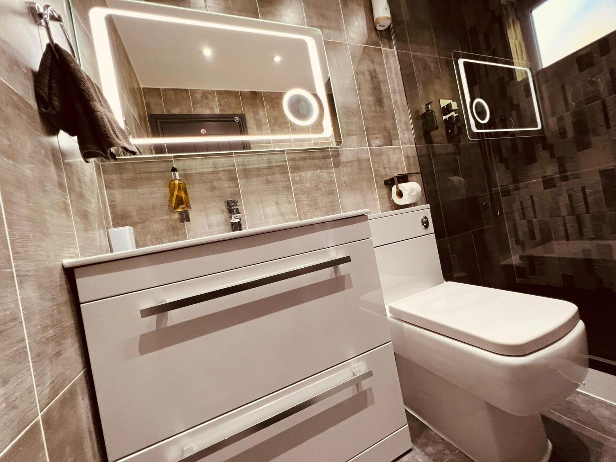 Modern Suites -5 Bedroom House- With Free Parking Birmingham City Buitenkant foto