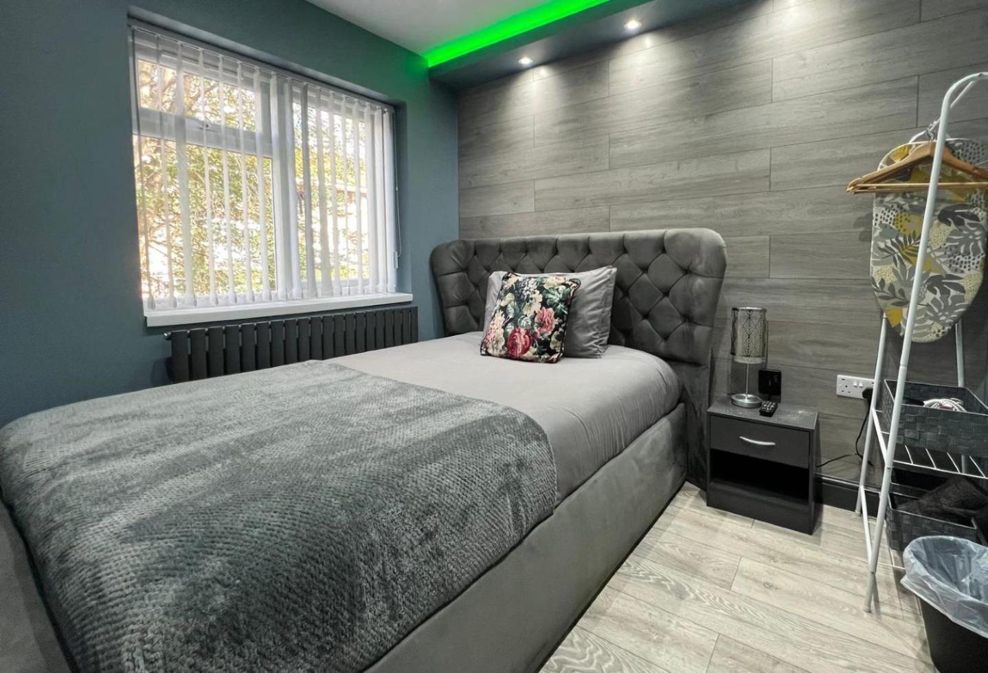 Modern Suites -5 Bedroom House- With Free Parking Birmingham City Buitenkant foto