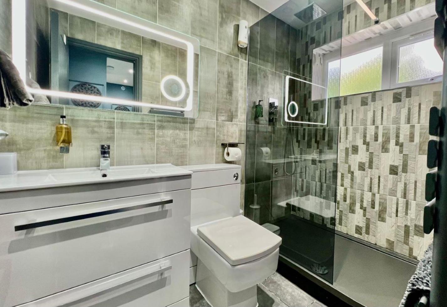 Modern Suites -5 Bedroom House- With Free Parking Birmingham City Buitenkant foto
