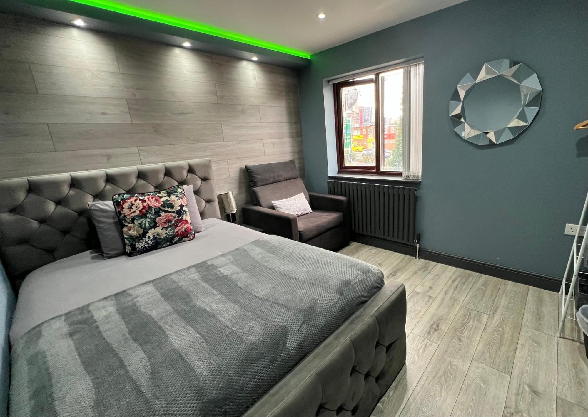 Modern Suites -5 Bedroom House- With Free Parking Birmingham City Buitenkant foto